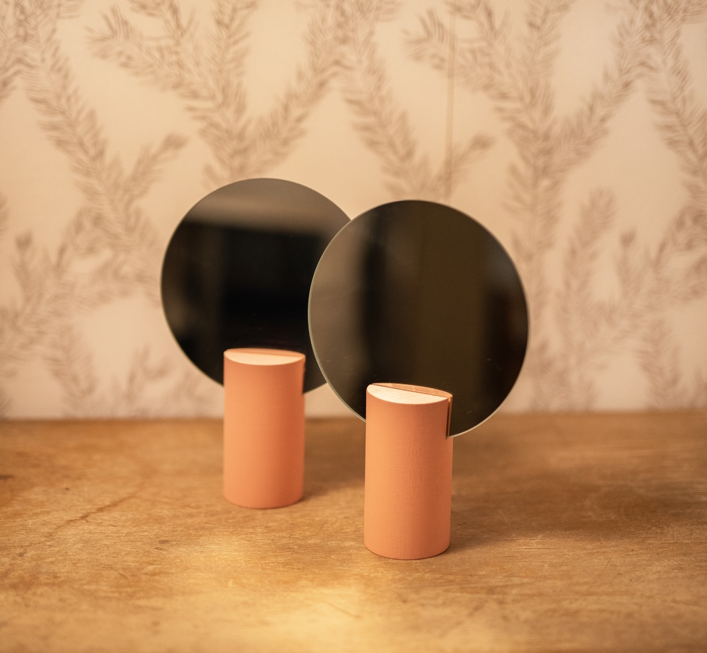Miroir sur pied rose