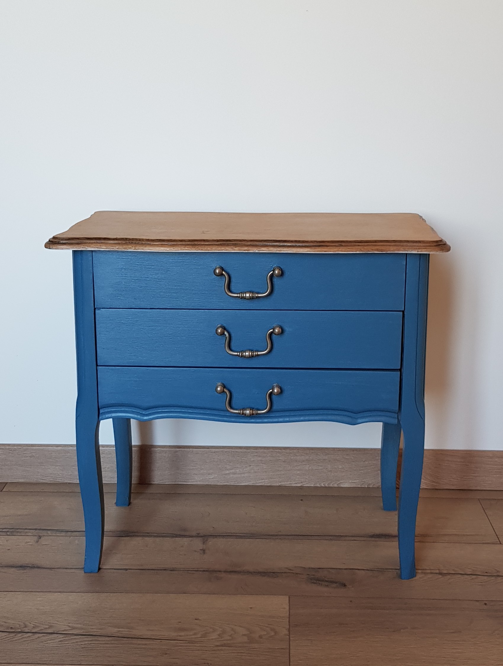 Table de chevet bleue