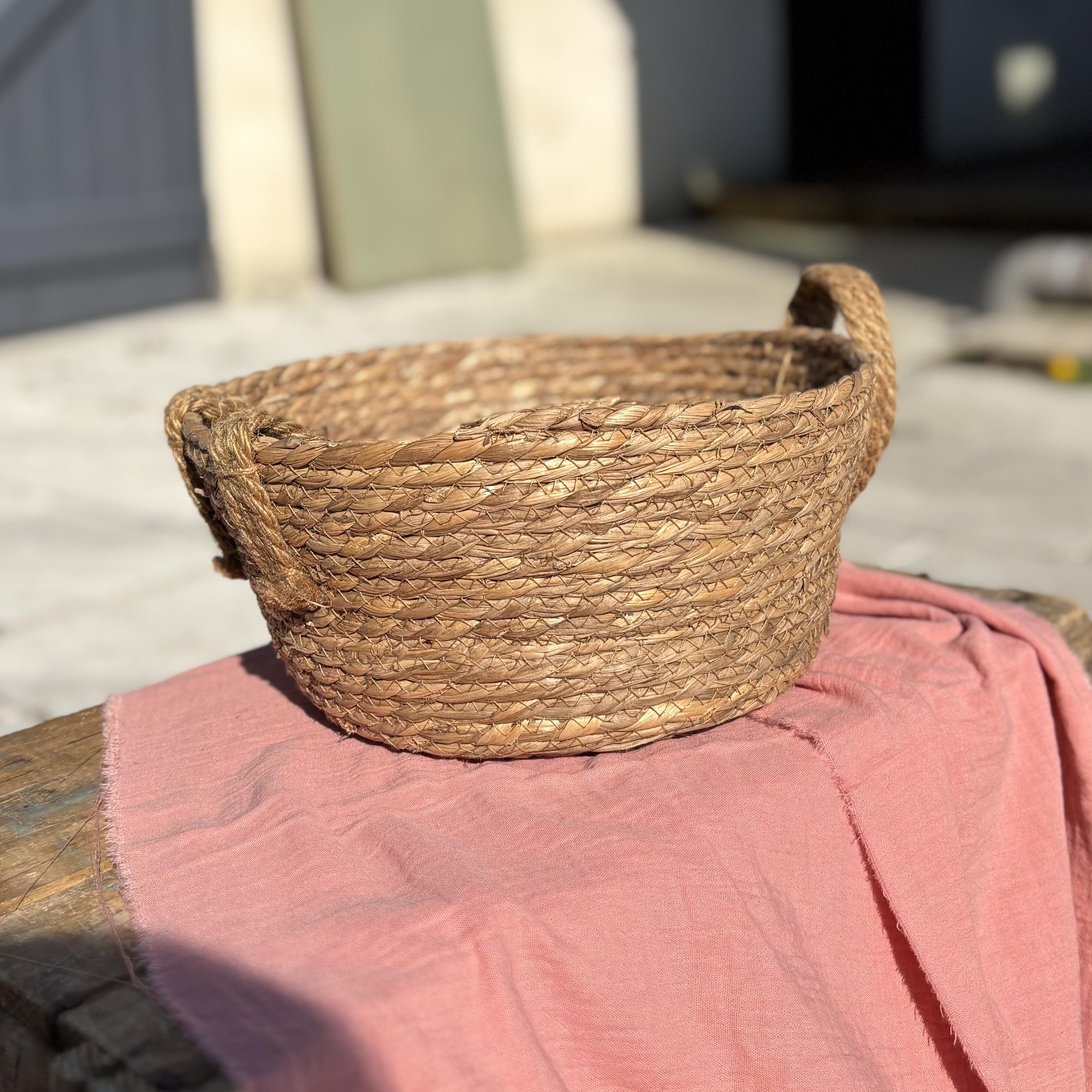 Panier en osier rond avec anse