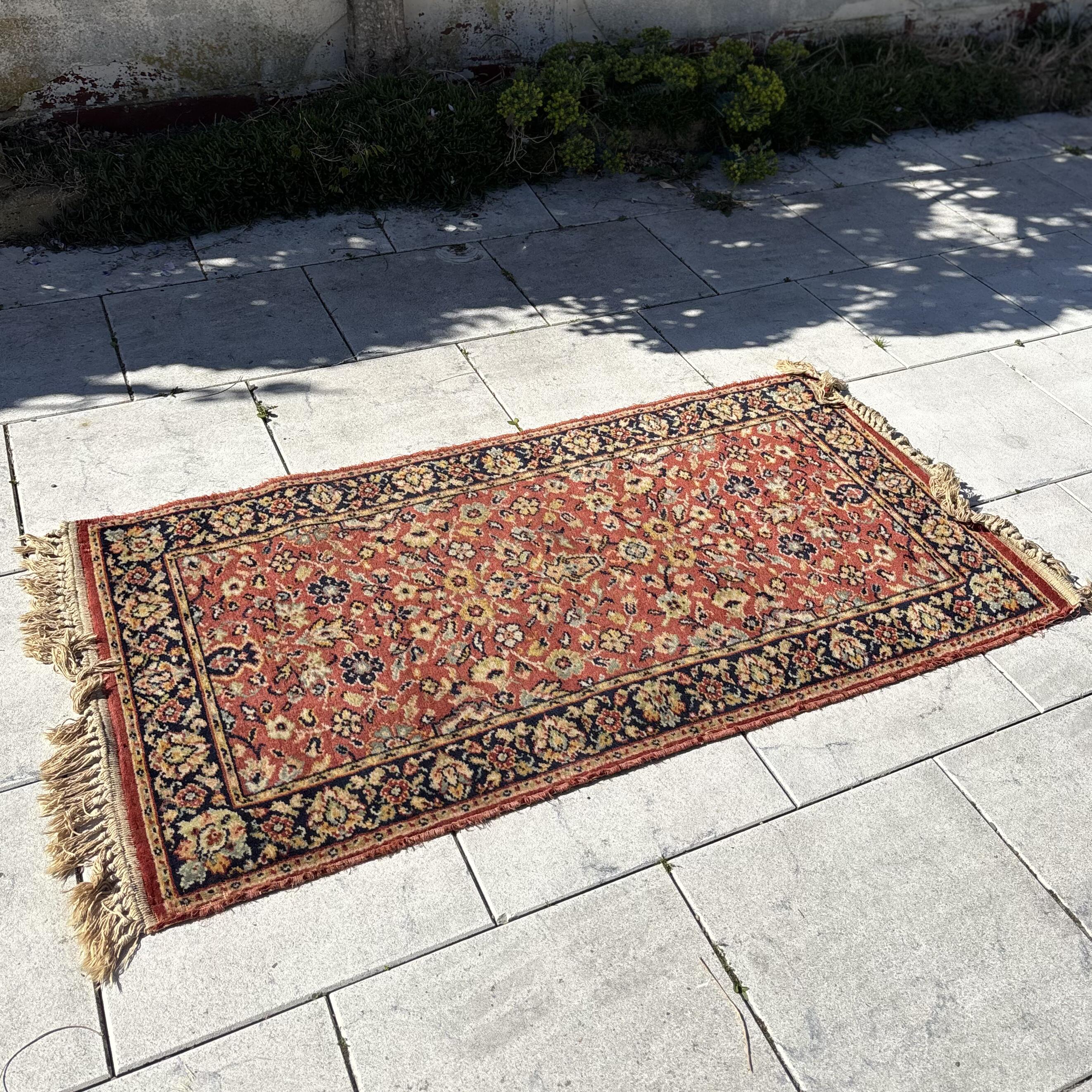 Tapis de couloir ancien fleuri