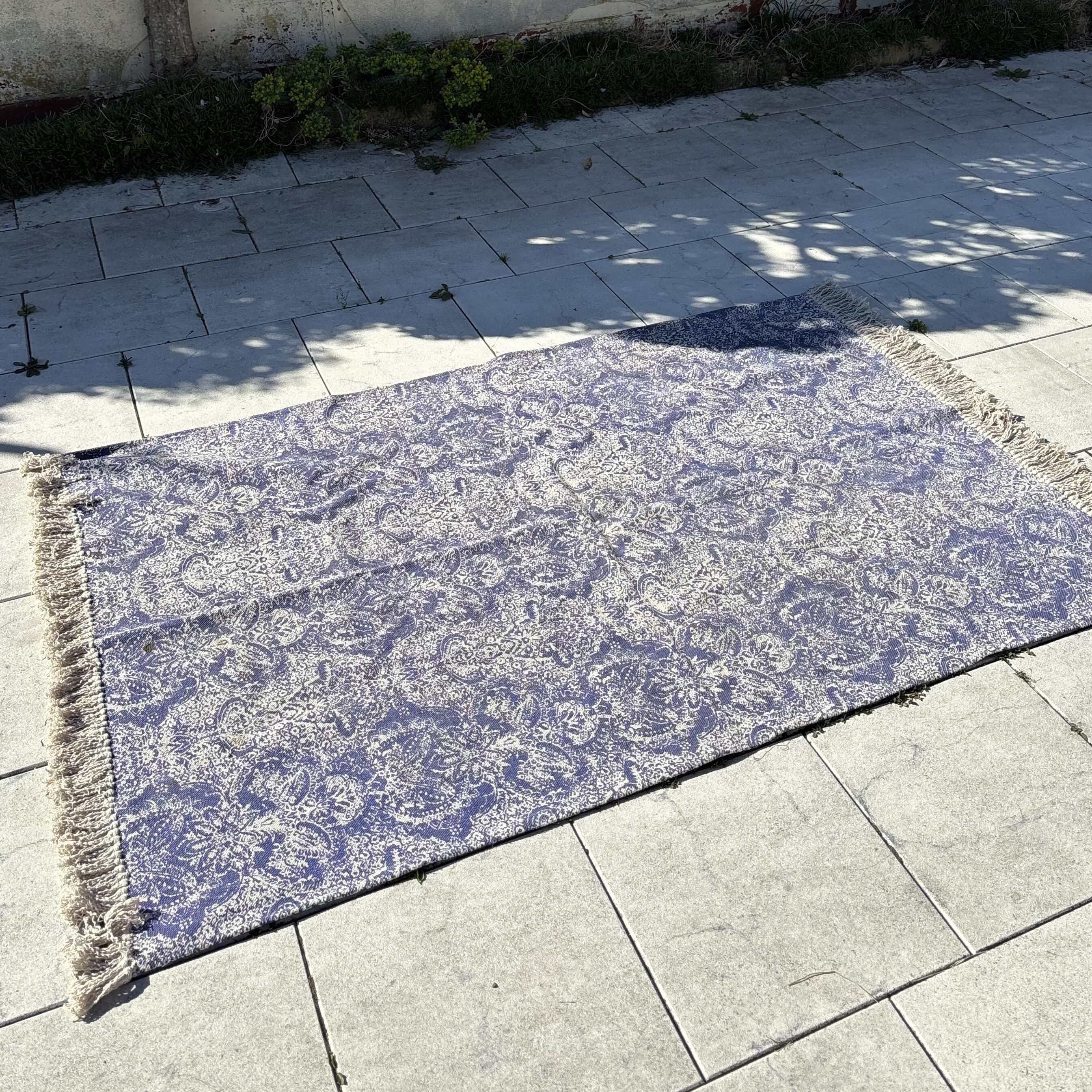 Tapis en tissu bleu