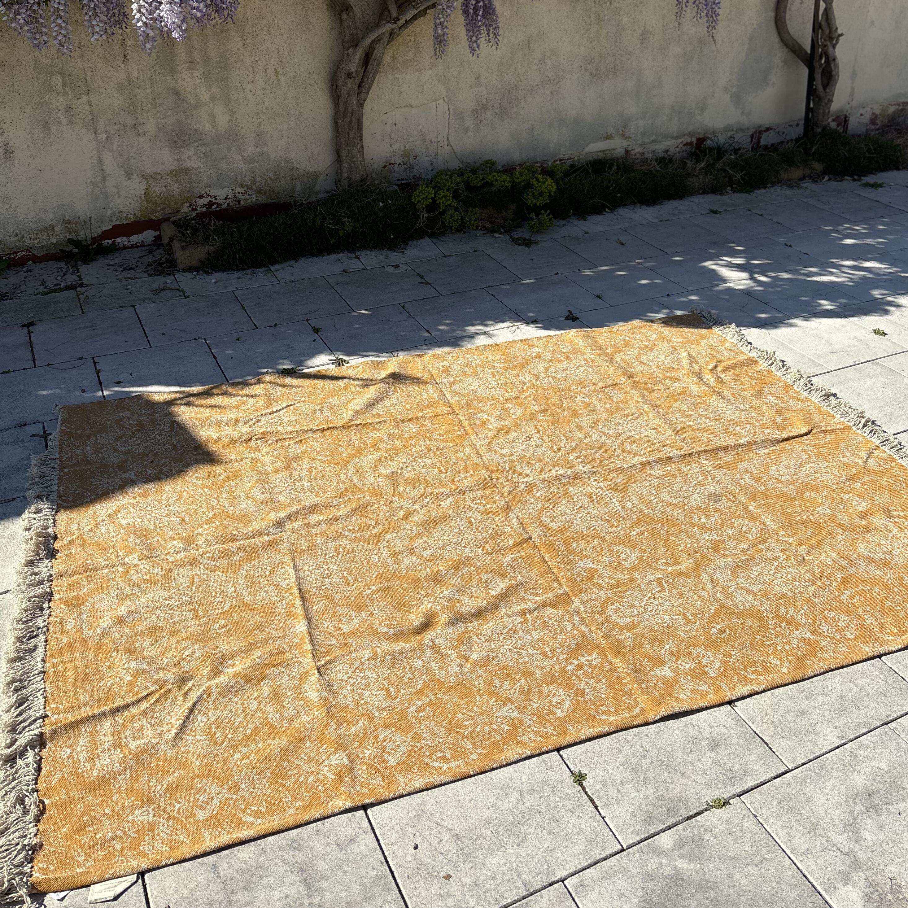 Tapis en tissu jaune