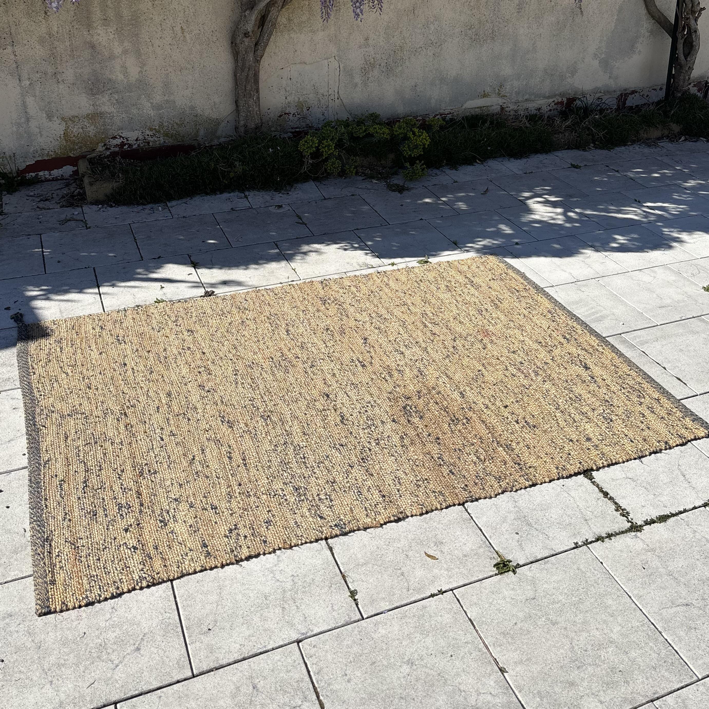 Tapis tissé avec des touches de bleu marine