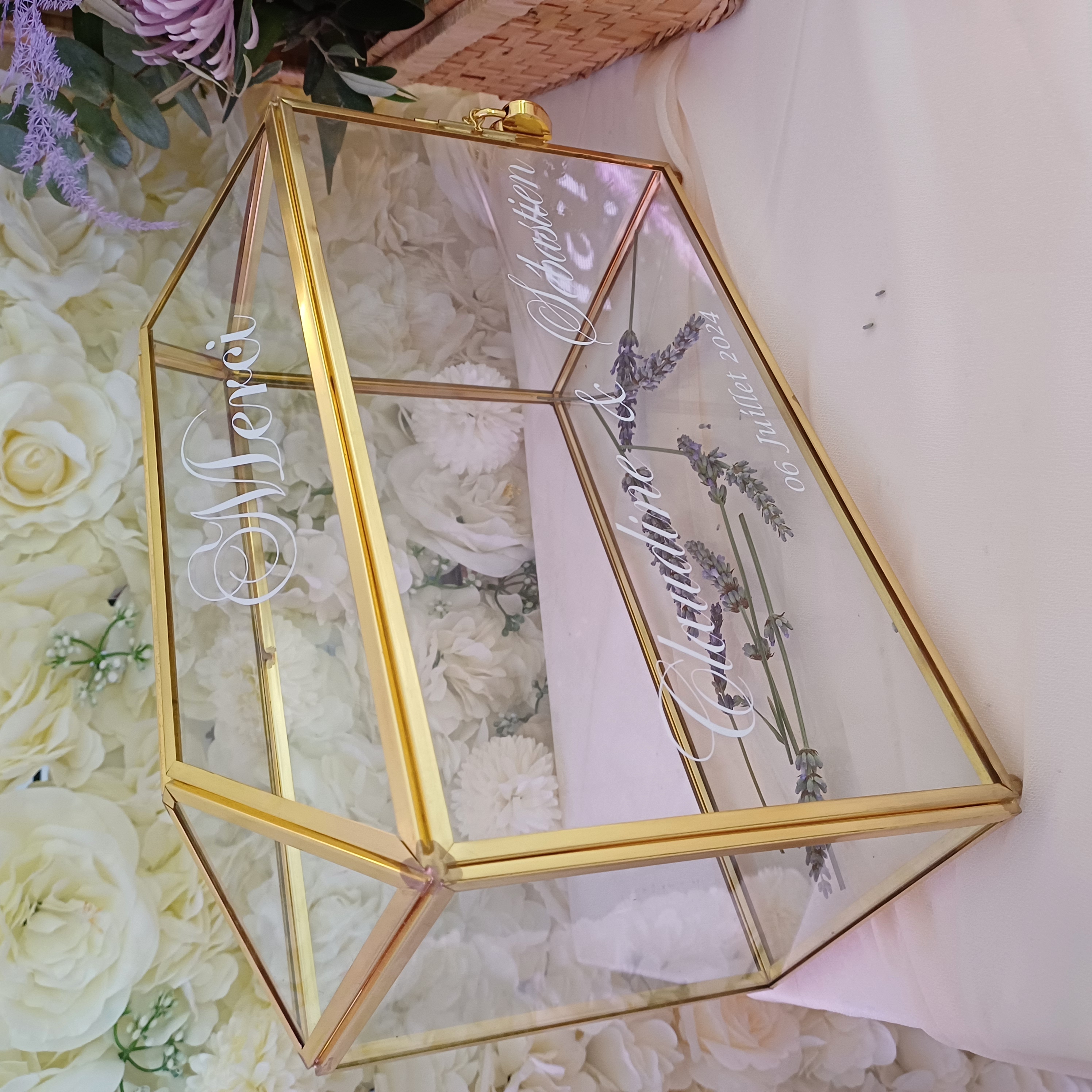 Urne en verre façon terrarium avec armatures dorées
